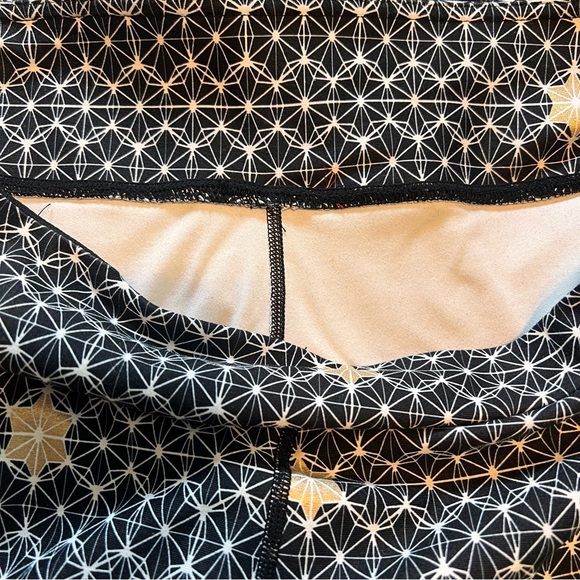 Fabletics Black feather, geometric  Gold Patterned and dotted pattern leggings - Picture 5 of 15